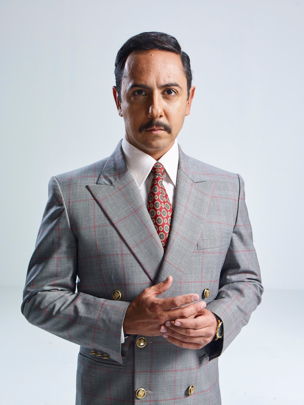 Su único objetivo en la vida es convertirse en presidente de México, para lograrlo no dudará en hacer relaciones y negocios con grandes organizaciones criminales.