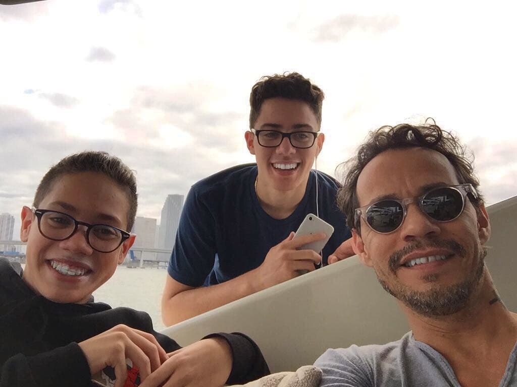 Los hijos mayores del estadounidense-puertorriqueño son muy unidos a su progenitor, por lo que frecuentemente posan junto a él y es en base a esas imágenes que los internautas han hablado de los rasgos que tienen en común.