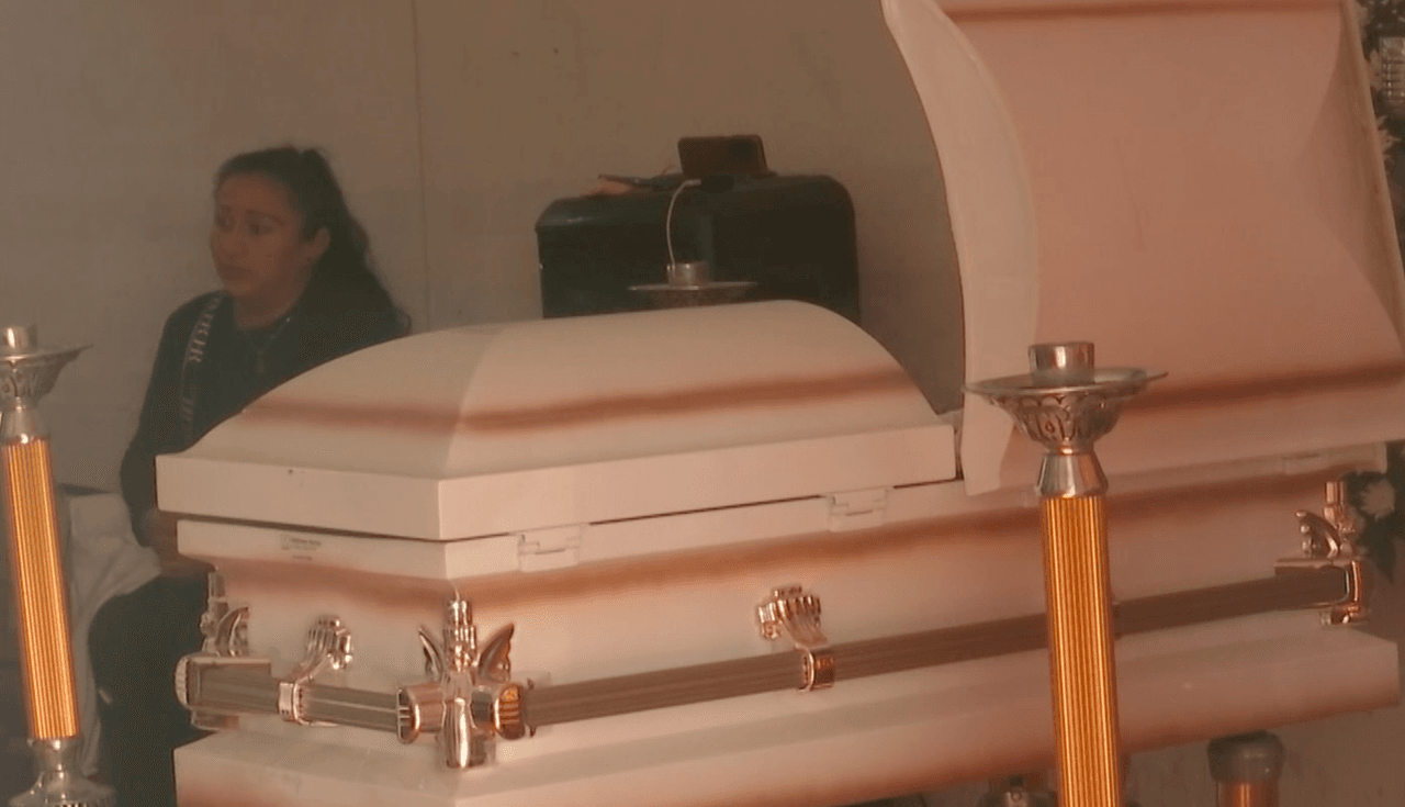 En el aeropuerto lo esperaban su padre, Edward de la Cruz Ramírez Franco,
<b>y su madre, Julia Aracely Cruz Vera, quien logró sobrevivir al accidente.</b>