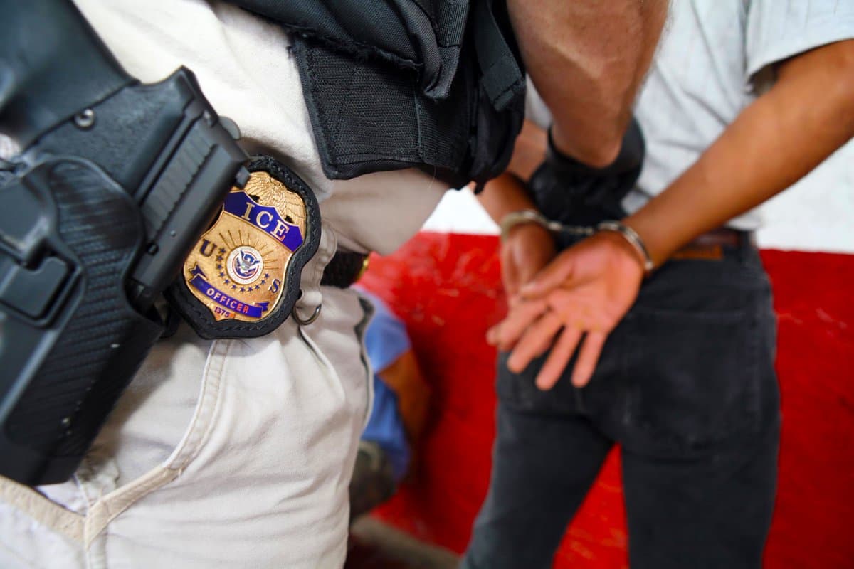 Más de 500 ciudadanos estadounidenses, incluyendo niños, fueron esposados por agentes de inmigración