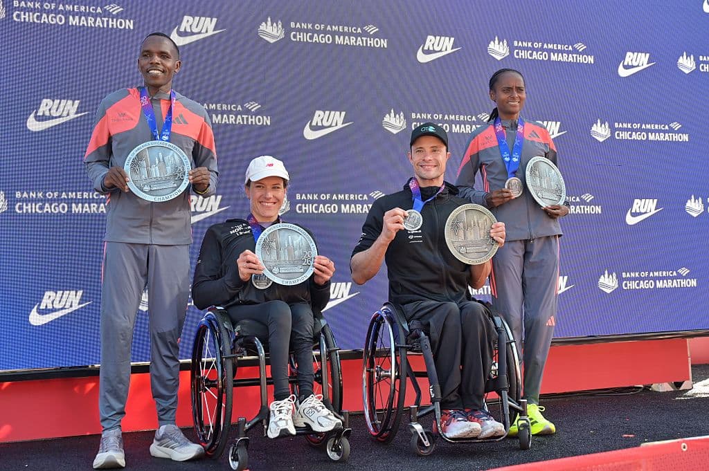 De izquierda a derecha,
<b> el campeón Amos Kipruto</b>, seguido por
<b>la suiza Catherine Debrunner</b>, quien rompió el
<b>récord mundial femenino en silla de ruedas, con 1:33:16.</b>
<br>A su lado, el ganador Marcel Hug, quien concluyó en la rama masculina en silla de ruedas en
<b>1:21:34</b>.
<br>Y por último,
<b>la etíope Hawi Feysa</b>, quien impuso una nueva marca, con tiempo de
<b>2:13:33</b>.