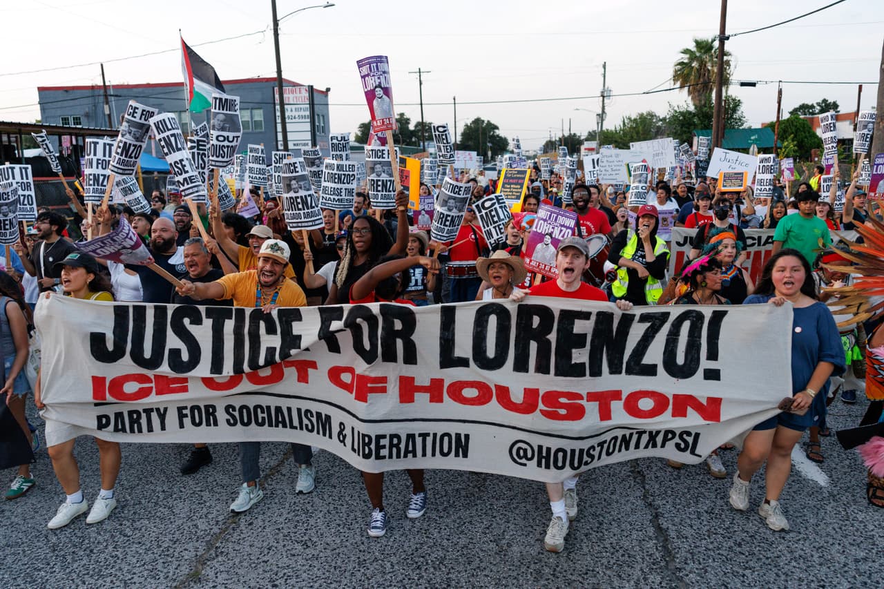 El centro de la controversia es la discrepancia entre lo que afirman las autoridades federales y lo que relatan los pasajeros de la camioneta. ICE sostiene que
<a href="https://www.univision.com/local/houston-kxln/legado-viva-siempre-comunidad-houston-arropa-familia-lorenzo-salgado-araujo-velorio">Lorenzo Salgado</a> utilizó el vehículo como arma e intentó atropellar a un agente, lo que habría provocado una respuesta en defensa propia. Sin embargo, los testigos aseguran que los agentes se encontraban a los costados de la unidad y que la camioneta ya estaba detenida cuando se efectuaron los disparos. Estas declaraciones fueron presentadas ante tribunales federales y han alimentado los llamados a una investigación independiente. La ausencia de cámaras corporales en los agentes involucrados ha dificultado corroborar de manera concluyente cualquiera de las versiones.