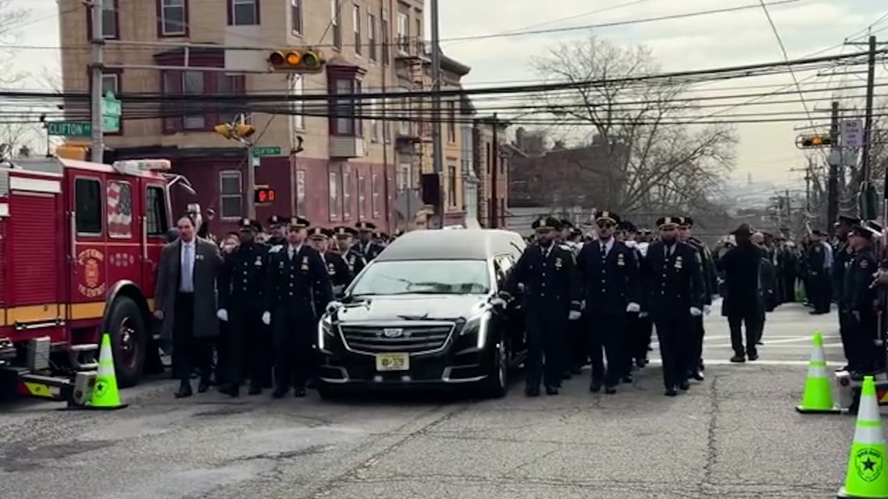 El Gobernador de Nueva Jersey, Phil Murphy,
<b>ordenó que las banderas del estado ondearan a media asta</b> en señal de luto.
<br>