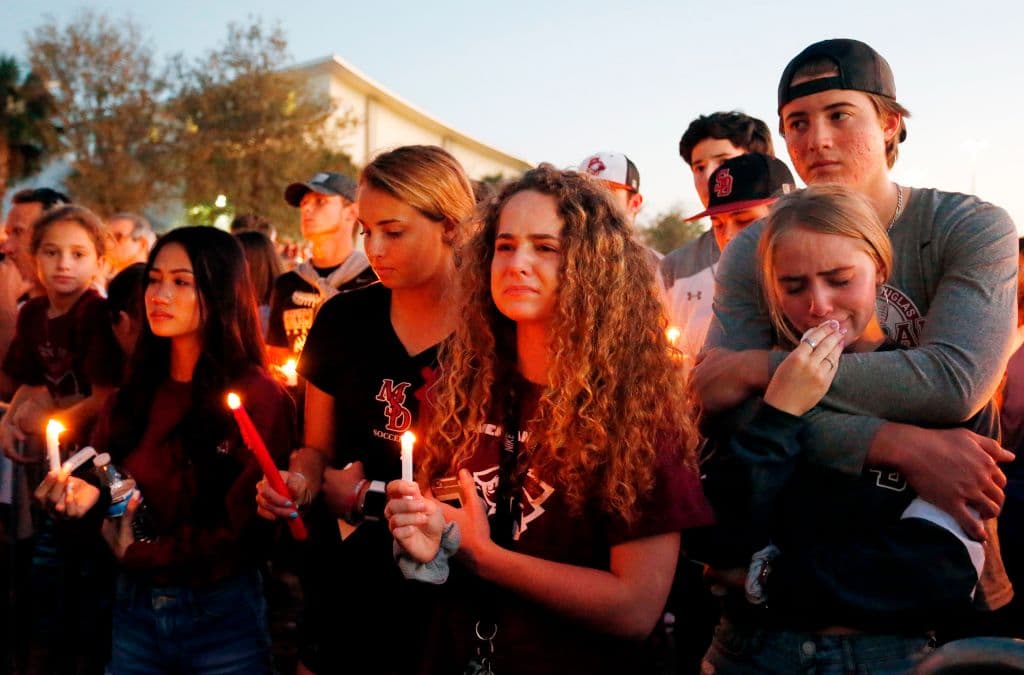 Tras el impacto de la masacre de Parkland, legisladores estatales de Florida,
<a href="https://www.univision.com/noticias/march-for-our-lives/los-adultos-debemos-dar-un-paso-al-lado-adolescentes-lideran-una-marcha-historica-contra-las-armas-en-washington-dc">presionados por el movimiento liderado por los estudiantes sobrevivientes de ese tiroteo masivo</a> ('March four Our Lives) comenzaron a aprobar una legislación para restringir el acceso a las armas. En general, en muchos estados de todo el país, incluidos 14 con gobernadores republicanos, se promulgaron 50 nuevas restricciones al acceso a las armas, que iban desde prohibir los dispositivos aceleradores de disparos (como el que usó el atacante de Las Vegas) hasta permitir que las autoridades desarmen temporalmente a las personas potencialmente violentas. Pero en otros siete estados, legisladores estatales lograron incluso expandir el acceso a las armas.