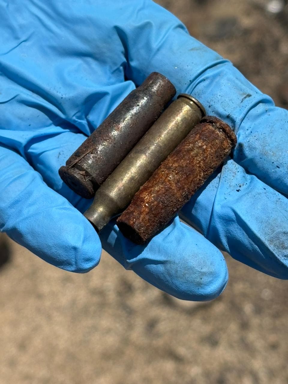 Se recuperaron además
<b>varios casquillos, algunos útiles y otros percutidos</b>.