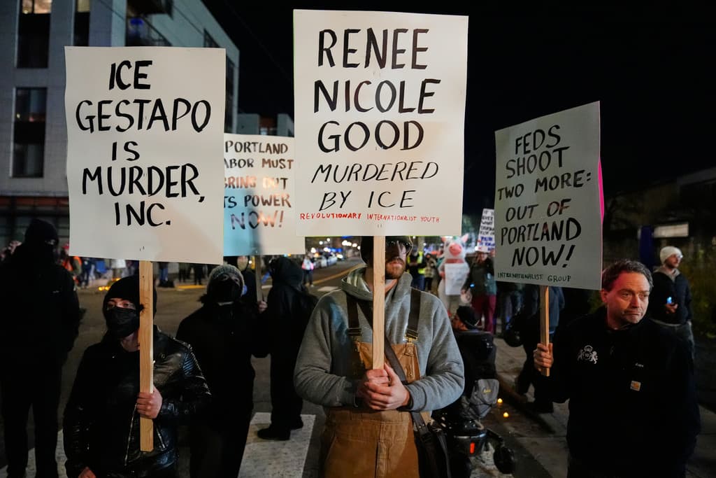 Las movilizaciones en Oregon se sumaron a una ola nacional de rechazo al endurecimiento migratorio. En Portland, activistas recordaron antecedentes de confrontaciones con fuerzas federales y advirtieron que la presencia de agentes armados en zonas urbanas eleva el riesgo de nuevos enfrentamientos.