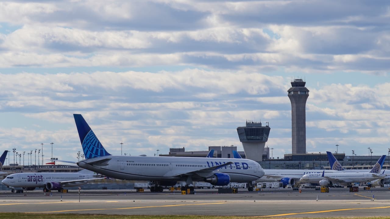 Retrasos de más de cuatro horas y cancelaciones afectan al aeropuerto de Newark