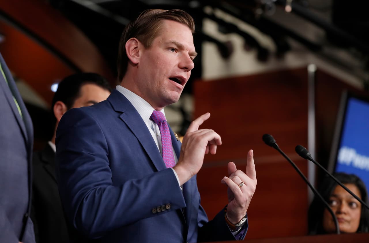 <b>Eric Swalwell, 37 años.</b> Es representante por California desde 2013. Se ha destacado en el Comité de Inteligencia de la Cámara de Representantes al enfrentar a Trump y defender la investigación del Rusiagate.