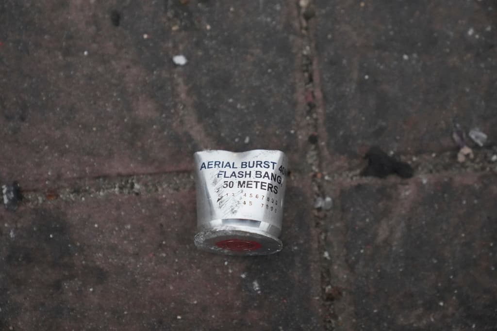 En Compton, también la basura en las calles hablaba de lo que había ocurrido allí horas antes, durante
<b>la manifestación por los arrestos de ICE</b> e incluso
<b>en contra de Estados Unidos por su falta de apoyo a Gaza</b>. Entre los desechos se observaba un cartucho de
<b>una granada aturdidora</b>.