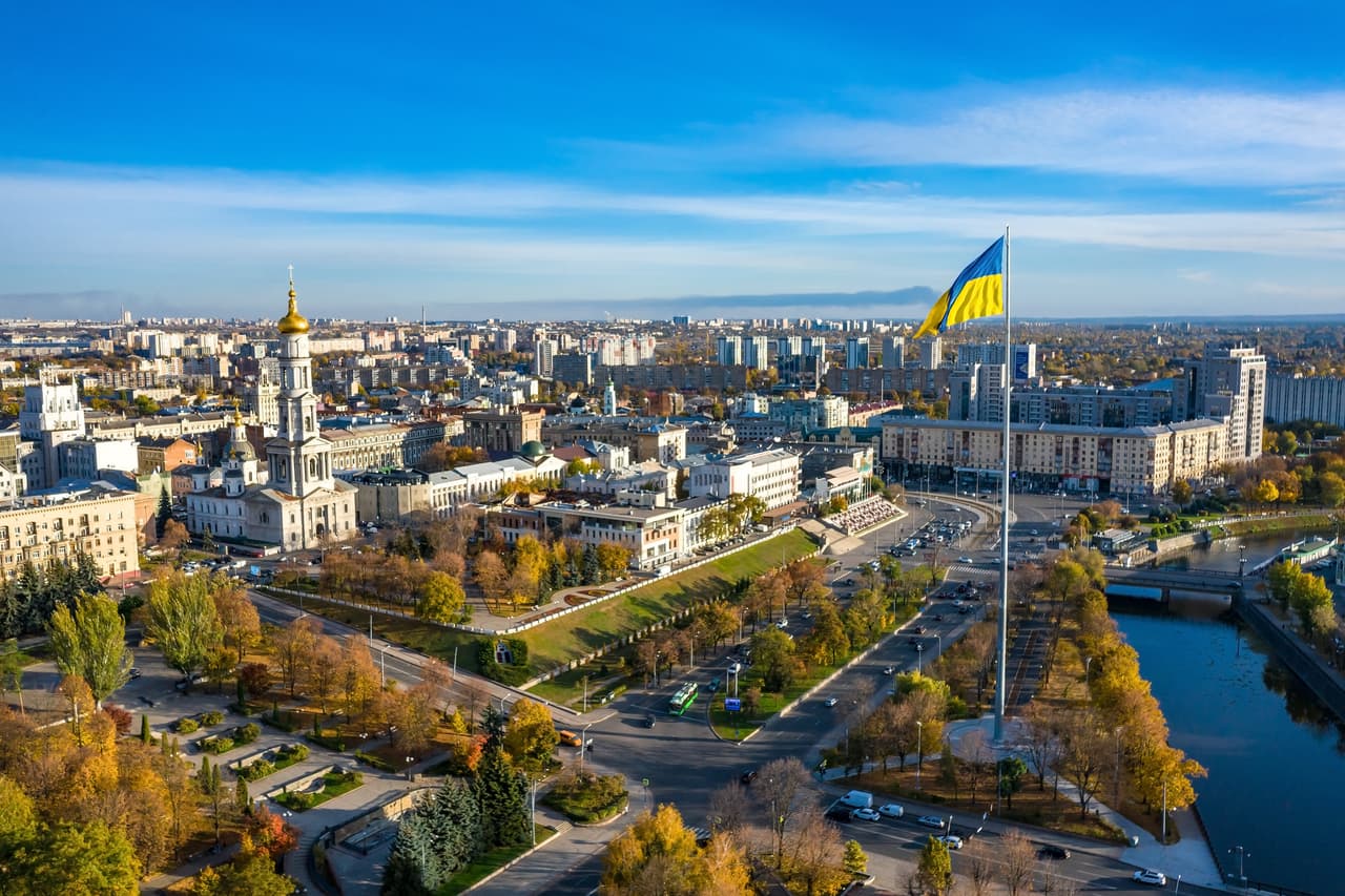 <h3 class="cms-H3-H3">18. Ucrania</h3>
<br>
<br>🛫
<b>Factores de riesgo: </b>Invasión militar por parte de Rusia.
<br>
<br>🛫
<b>Advertencia más reciente del Departamento de Estado: </b>13 de julio de 2022.
<br>