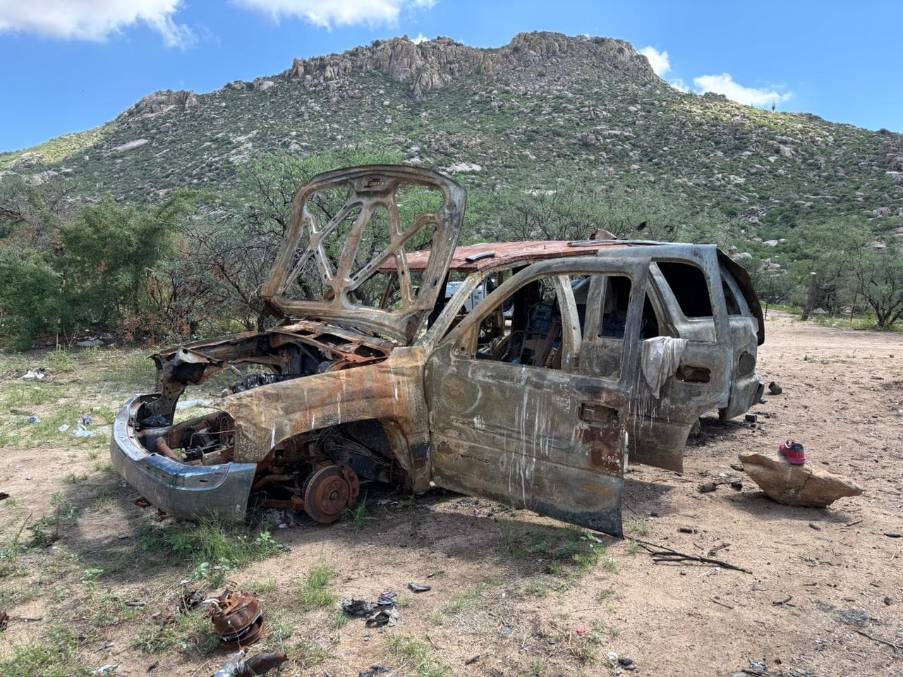 Sin embargo,
<b>el colectivo aseguró que fueron seis los vehículos hallados, que identificó como camionetas</b>. Indicaron que los restos corresponden a dos víctimas.