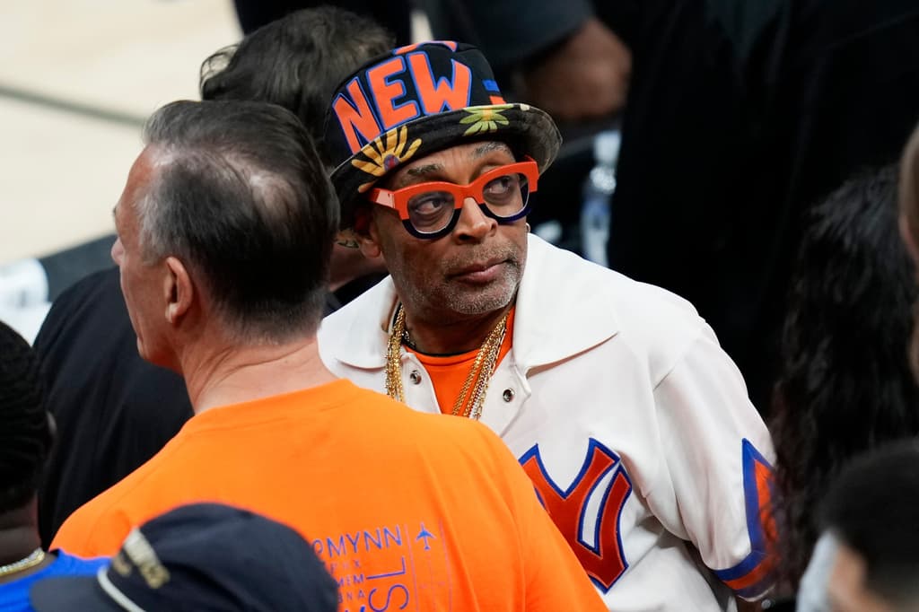 Aunque nació en Atlanta,
<b>Spike Lee se crió en Brooklyn</b>, en la ciudad de Nueva York. El cineasta ganador del Oscar recuerda haber ido de niño, junto a su papá, al
<b>Madison Square Garden</b>, para ver a los Knicks.
<br>
<br>¿Fan de hueso colorado? Sin duda alguna. En entrevista con Gayle King, el cineasta aseguró que
<b>los Knicks se coronarán campeones de la NBA, en 6 partidos</b>.