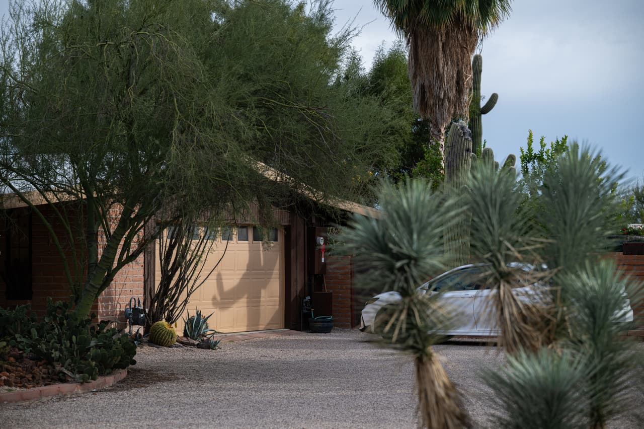 <b><a href="https://www.univision.com/local/arizona-ktvw/caso-nancy-guthrie-oficiales-revisan-casa-hija-tucson-busqueda" target="_blank">La búsqueda ha llegado en más de una ocasión a la casa de Annie</a></b>, una de los hijos de Nancy, a algunas millas de distancia de la casa de su mamá.