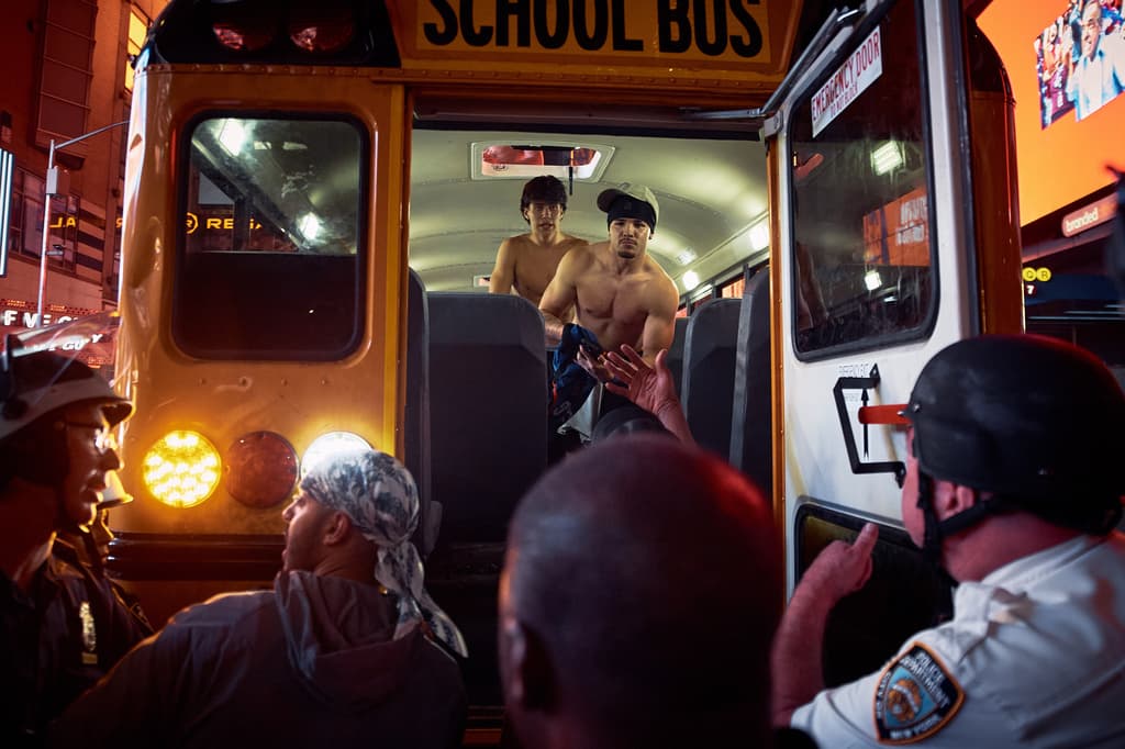 Finalmente, agentes del NYPD bajaron a los fanáticos de los autobuses escolares que resultaron dañados durante
<b>la celebración del campeonato de los Knicks en la NBA</b>. Oficialmente,
<b><a href="https://x.com/NYCMayor/status/2066032094048825632" target="_blank">la celebración con el desfile de los campeones será el jueves, 18 de junio.</a></b>