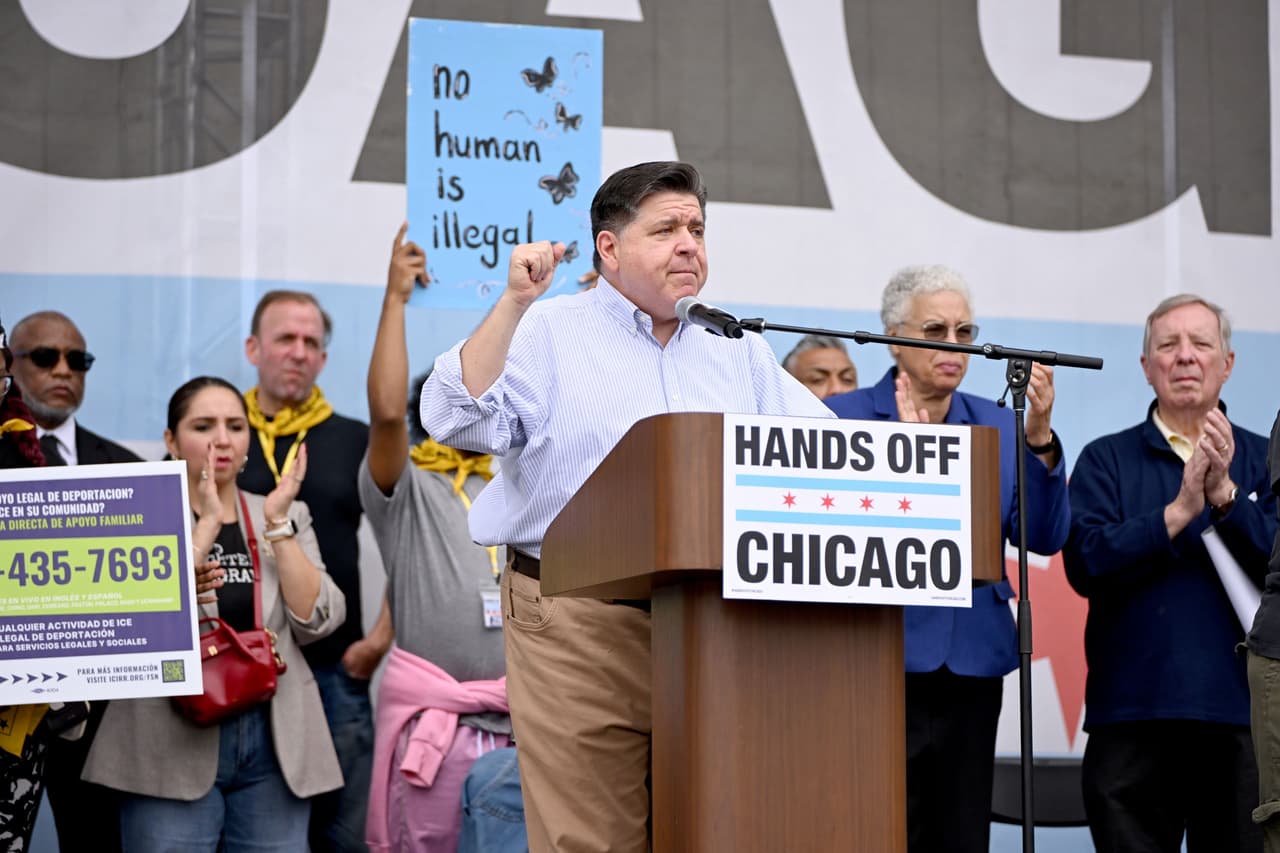 Ante estas acciones, el
<b><a href="https://www.univision.com/local/chicago-wgbo/pritzker-y-johnson-enfrentan-a-trump-tras-sus-declaraciones-en-redes-sociales" target="_blank">gobernador JB Pritzker</a> anunció una comisión para documentar abusos en la aplicación de la ley federal</b> y recomendar medidas para prevenir daños en comunidades de Illinois.
<br>
<br>La comisión trabajará en generar un registro público de abusos, medir el impacto en familias y comunidades, recomendar acciones para prevenir daños y promover justicia.
