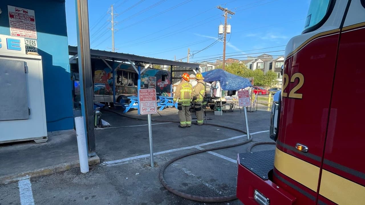 Tras el atropello, el vehículo se impactó contra la food truck del negocio denominado Sabor a Honduras, el cual se incendió.