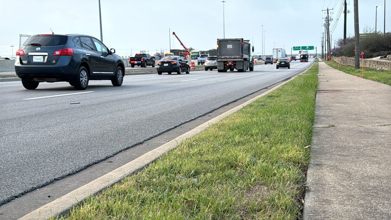 Durante la conferencia de prensa, el
<b>oficial de la Policía de Austin, Austin Zarling, dijo que la carretera podría permanecer cerrada durante varias horas, hacia el sur,</b> y pidió a los conductores buscar alternativas viales.