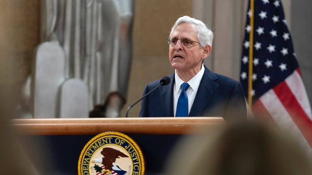 Garland condena ataques "indignantes" de Trump y los suyos, pero sin nombrar al expresidente
