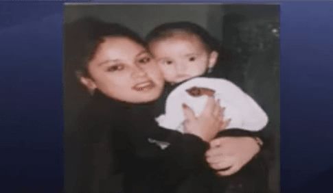 Rosalba Contreras carga a un Berto Aguayo en sus primeros años de vida. Ahora a sus 26 años, reconoce que su madre ha sido su mayor ejemplo de vida.
