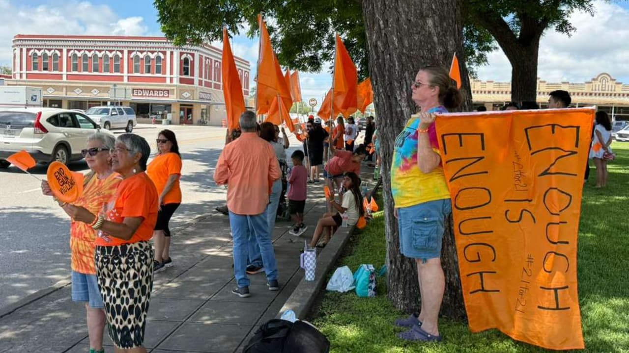 Durante la conmemoración, asistentes sostuvieron
<b>banderas naranjas durante 77 minutos</b>, una referencia directa al tiempo que tardaron las autoridades en intervenir durante el ataque del 24 de mayo de 2022, donde murieron
<b>19 estudiantes y dos maestras</b>.
<br>