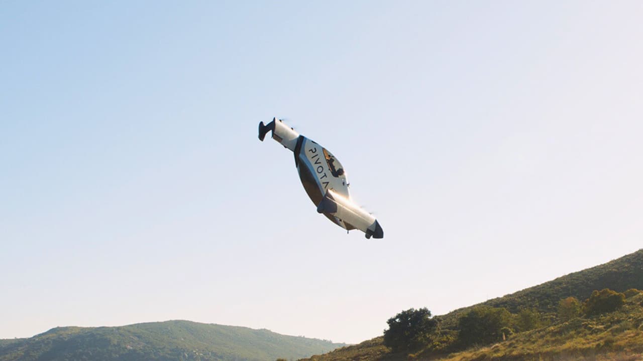 <h3 class="cms-H3-H3">Qué pasó en Dallas</h3> El recorrido llamado The Soar Tour hizo una parada de dos días en el norte de Texas. El equipo realizó
<b>demostraciones, encuentros con el público y sesiones para explicar cómo funciona</b> el BlackFly.
<br>Asistentes de varias ciudades llegaron para verlo de cerca, sentarse en la cabina y
<b>conocer a los pilotos que viajan con él por el país.</b>
<br>Durante el evento, los organizadores mostraron
<b>cómo el vehículo se eleva desde un área reducida</b>, la maniobra llamó la atención de familias, pilotos aficionados y jóvenes interesados en tecnología.
<br>Varios asistentes comentaron que
<b>era la primera vez que veían un aparato de este tipo volar tan cerca.</b>