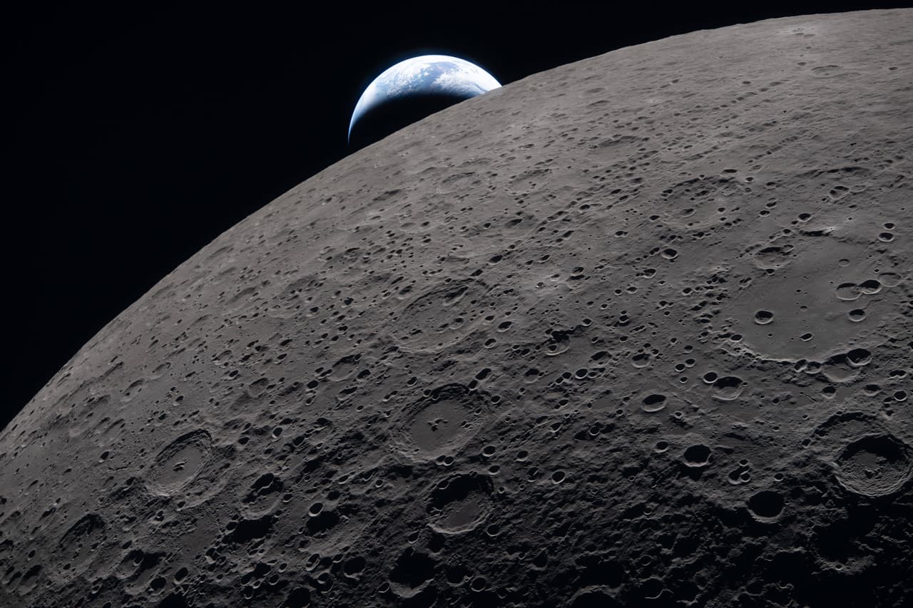 La tripulación pidió permiso para nombrar dos nuevos cráteres lunares y propusieron Integrity, el nombre de su cápsula, y Carroll en honor a la esposa del comandante Reid Wiseman, que murió de cáncer en 2020. Wiseman lloró cuando Hansen hacía la solicitud al Control de la Misión, y los cuatro astronautas se abrazaron entre lágrimas.