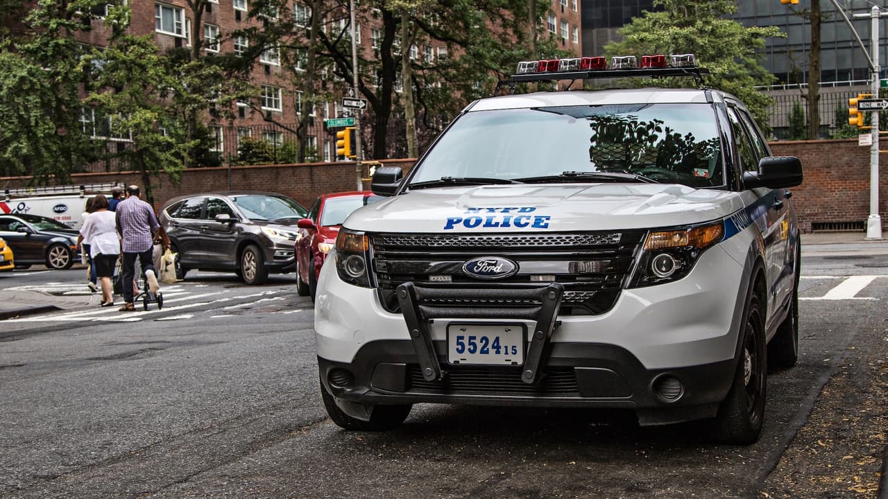 Niño de 1 es año encontrado muerto en su hogar de Brooklyn; investigan homicidio