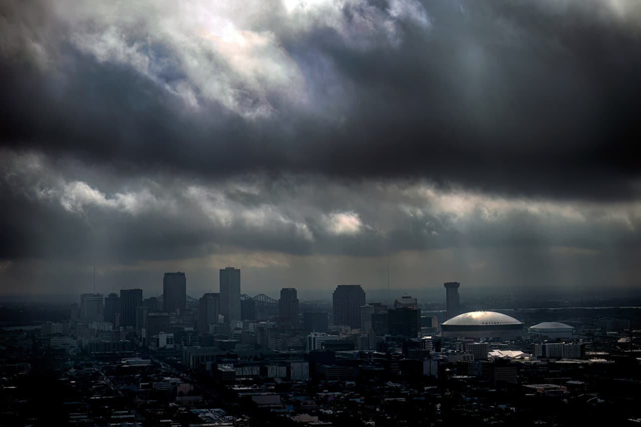 5.-
<b>Nueva Orleans:</b> Con una puntuación total de 37.53, la ciudad se encuentra entre las posiciones más bajas del estudio, impulsada principalmente por sus resultados en seguridad del hogar y la comunidad, donde ocupa el puesto 181. Aunque presenta una ubicación relativamente más favorable en riesgo de desastres naturales (71), mantiene un desempeño desfavorable en seguridad financiera (175). La combinación de estos indicadores refleja una mayor vulnerabilidad en el entorno comunitario y en las condiciones económicas que influyen en la seguridad de sus habitantes.