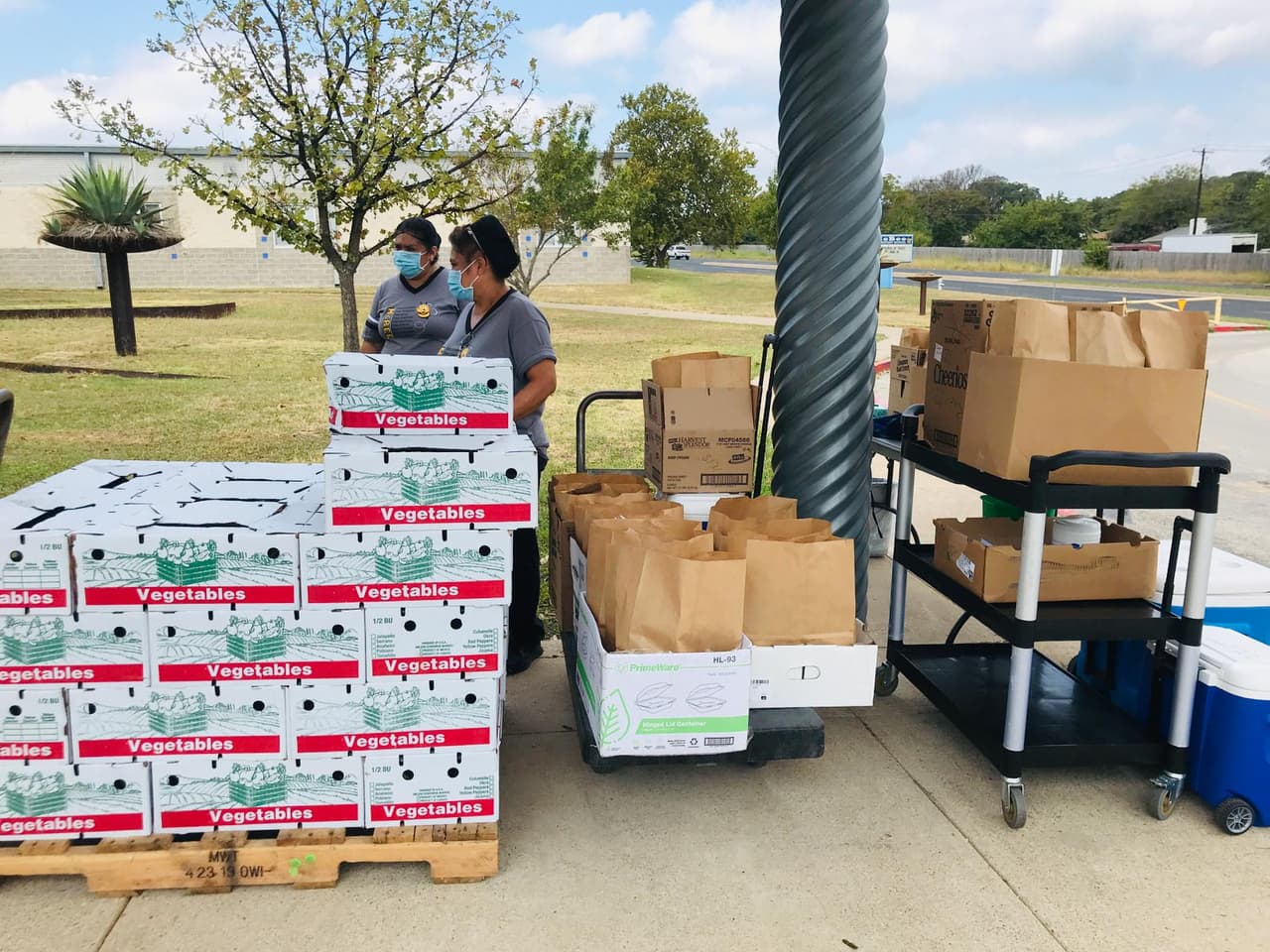 Las comidas incluirán alimentos que cocina y prepara el personal en las cocinas del Austin ISD. Estas comidas se refrigeran y se sirven frías para llevarlas a casa y recalentarlas.