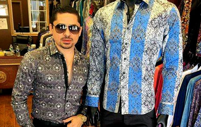 El cantante gusta de subir imágenes polémicas como esta foto, en donde se muestra comprando las famosas camisas que usa el narcotraficante Joaquín 'El Chapo' Guzmán.