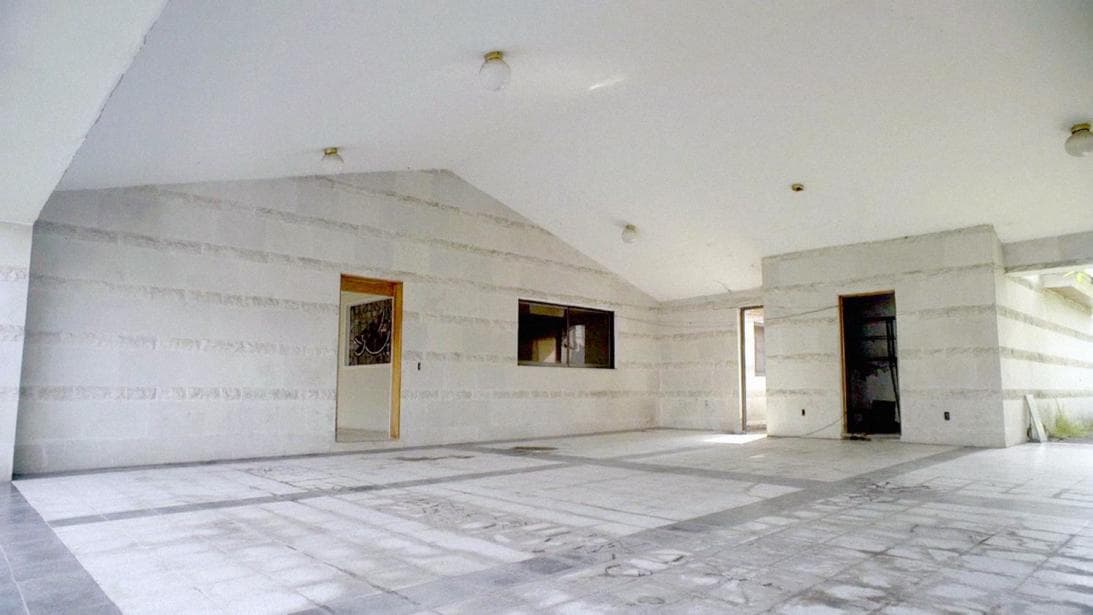 A través de un efectivo esquema de distribución de droga y lavado de dinero en Los Ángeles, Chicago y Miami, el grupo ha logrado amasar una fortuna. Un ejemplo de ello es esta mansión decomisada a uno de sus operadores y que el gobierno de México vendía por más de 300,000 dólares.