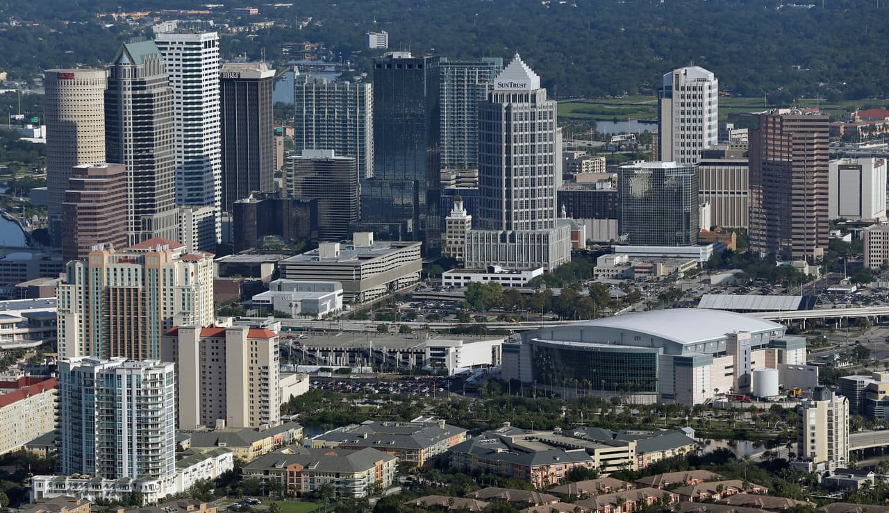 15.-
<b>Orlando, Florida:</b> Los resultados muestran un desempeño limitado en todas las áreas analizadas, alcanzando una puntuación total de 42.05 dentro del estudio. La ciudad ocupa el puesto 169 en seguridad del hogar y la comunidad, el 122 en riesgo de desastres naturales y el 144 en seguridad financiera, ubicándose en posiciones rezagadas en cada una de las dimensiones evaluadas. Su clasificación evidencia una falta de fortalezas destacadas y una vulnerabilidad generalizada en los distintos aspectos que conforman el índice de seguridad.