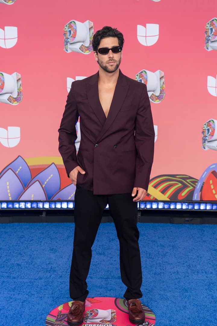 El actor mexicano
<b>Diego Klein</b> arribó con un saco café y un elegante pantalón negro.