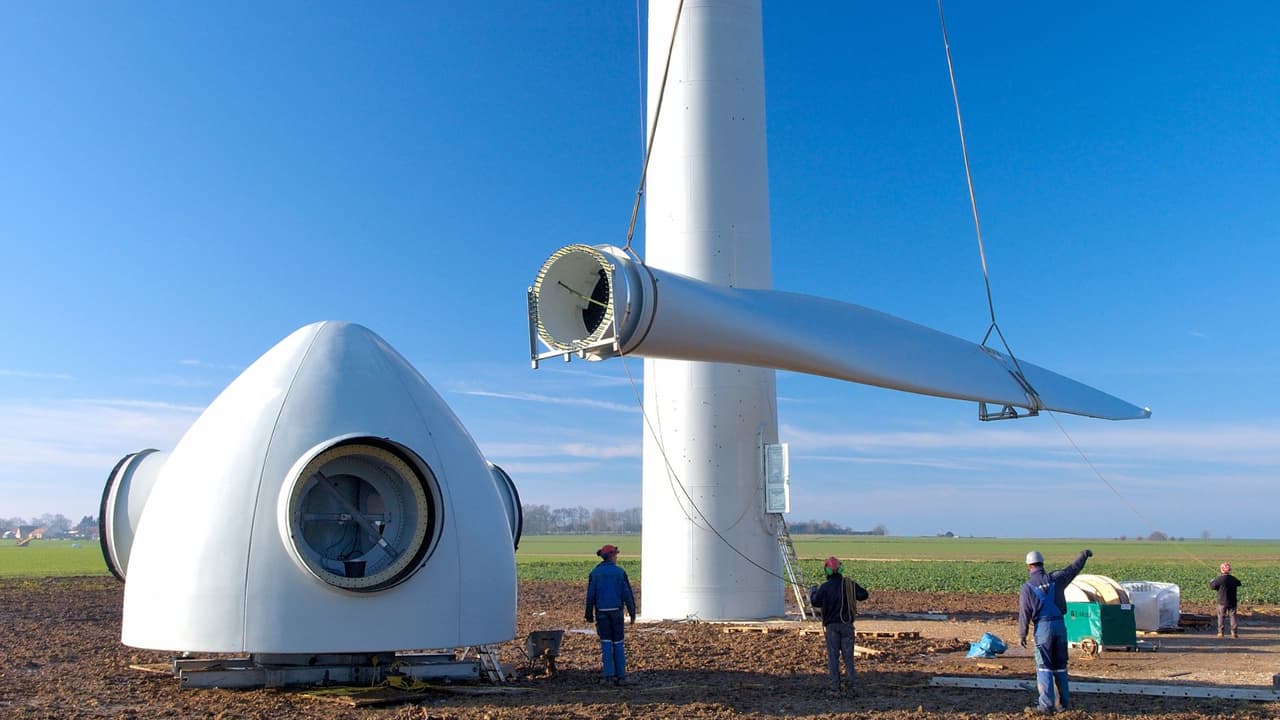 <h3 class="cms-H3-H3">Energías renovables: viento y sol abren empleos</h3> En todo el país, la Oficina de Estadísticas Laborales de Estados Unidos (BLS) señala que
<b>los dos oficios que más crecerán hasta 2034 son los técnicos en turbinas eólicas y los instaladores de paneles solares</b>. En Texas la oportunidad es aún mayor. La Administración de Información Energética (EIA) confirma que
<b>el estado es líder nacional en generación de energía eólica y uno de los primeros en solar</b>. Esto se traduce en empleos técnicos que no siempre requieren un título universitario:
<b>mantenimiento de turbinas, instalación de paneles, supervisión de campo. </b>Son oficios prácticos, bien pagados y con salida laboral inmediata.