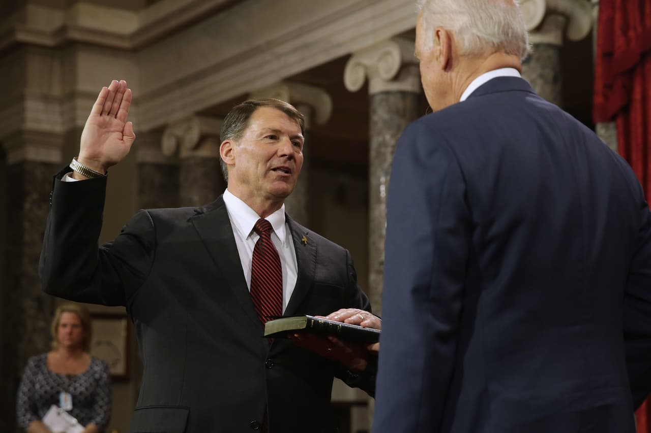 <b><a href="http://www.rounds.senate.gov/">Rounds, Marion Michael</a></b>: 46,800 dólares.
<br>