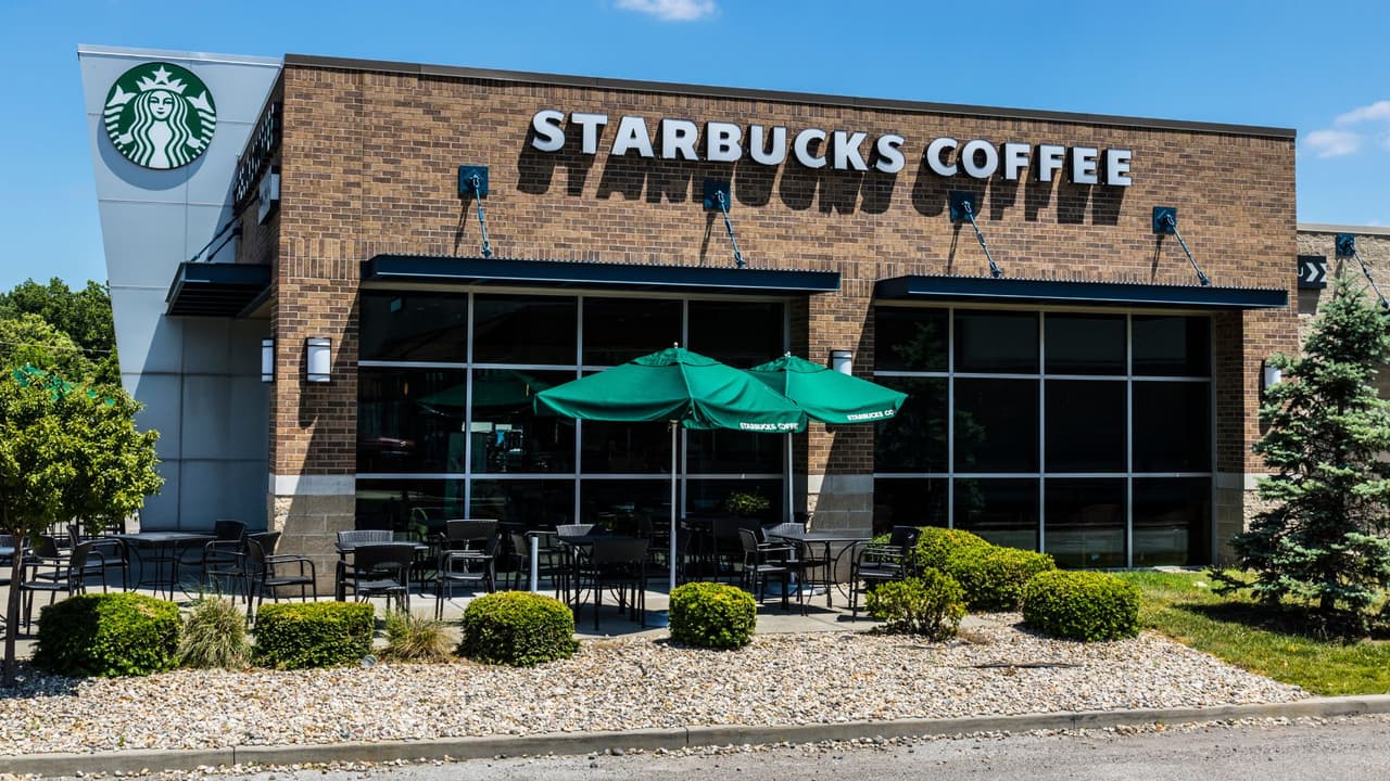 <h3 class="cms-H3-H3">Lista de cierres en Texas (al 28 de septiembre de 2025)<b> </b></h3>
<b>Dallas–Fort Worth </b>
<br>Dallas: (Victory Park, pickup-only): 2401 Victory Park Ln.
<br>Dallas: 6123 Greenville Ave. Dallas (Mockingbird Station): 5331 E. Mockingbird Ln.
<br>Fort Worth (pickup-only): 215 Commerce St.
<br>
<b>Houston y alrededores </b>
<br>Houston (Downtown): 2101 Smith St. Houston: 1515 Studemont St.
<br>Houston (Hawthorne Square): 3407 Montrose Blvd.
<br>Houston (The Shops on Memorial): 5535 Memorial Dr.
<br>Houston: 5115 Buffalo Speedway.
<br>Houston: 14333 Westheimer Rd.
<br>Houston: 9235 Westheimer Rd.
<br>Houston (CityCentre, pickup-only): 822 Town and Country Blvd.
<br>Katy: 22020 Westheimer Pkwy.
<br>Missouri City (Colony Plaza): 4721 Hwy 6 South.
<br>Freeport: 905 Brazosport Blvd.
<br>
<b>San Antonio </b>
<br>18154 Blanco Rd.
<br>
<b>Otras ciudades </b>
<br>College Station (Northgate): 409 University Dr.
<br>Tyler: 6995 S. Broadway Ave.
<br>Lubbock: 6005 Slide Rd.
<br>
<b>Importante: </b>Starbucks no publicó un listado oficial único. Esta guía se basa en el localizador de la empresa, avisos en tienda y reportes.
<b>La lista puede cambiar en los próximos días.</b>