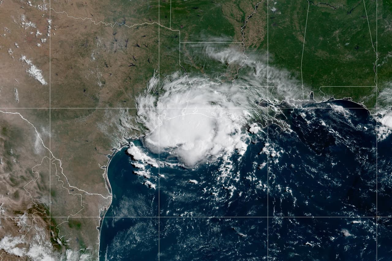 Edouard aparece sobre el Golfo de México en una imagen captada por satélite y proporcionada por la NOAA, el martes 1 de septiembre de 2026. (NOAA vía AP)
<br>