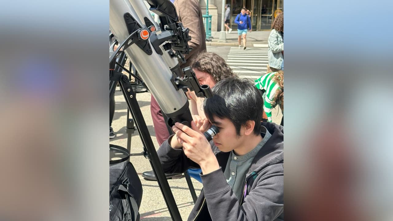 Varios astrónomos aficionados llevaron sus telescopios. Otros esperan capturar las imágenes con sus celular. Mira
<a href="https://www.univision.com/local/nueva-york-wxtv/eclipse-de-sol-como-tomarle-fotos-manera-segura-telefono">aquí cómo puedes tomar fotos del eclipse</a> de manera segura con tu teléfono
<br>