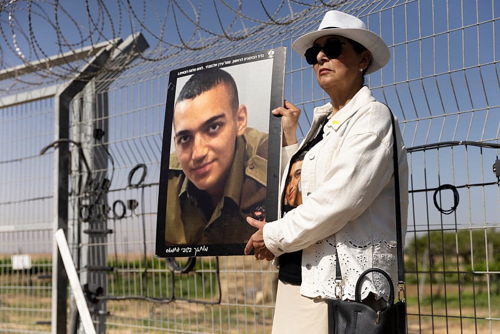 <b>Alexander será liberado como gesto hacia Estados Unidos, sin condiciones</b>, según confirmó el primer ministro israelí Benjamin Netanyahu. Otros rehenes liberados previamente informaron haber visto a Alexander en los túneles de Hamas en Gaza, donde intentaba ayudar a trabajadores tailandeses también capturados traduciendo conversaciones.
<b>De los 58 rehenes que permanecen en Gaza, se cree que 21 siguen con vida.</b>