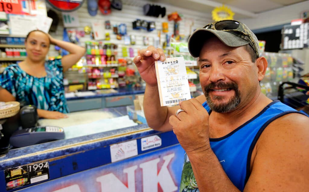 Otro punto que es crucial que sepas es que los inmigrantes, tengan o no documentos,
<b>deben pagar más impuestos </b>que los ciudadanos. En este caso, el impuesto que se cobra varía entre 30% y 40%, mientras que los ciudadanos pagan entre 25% y 30%. Además, es relevante que sepas que también debes pagar impuestos estatales, que varían de acuerdo con cada estado.