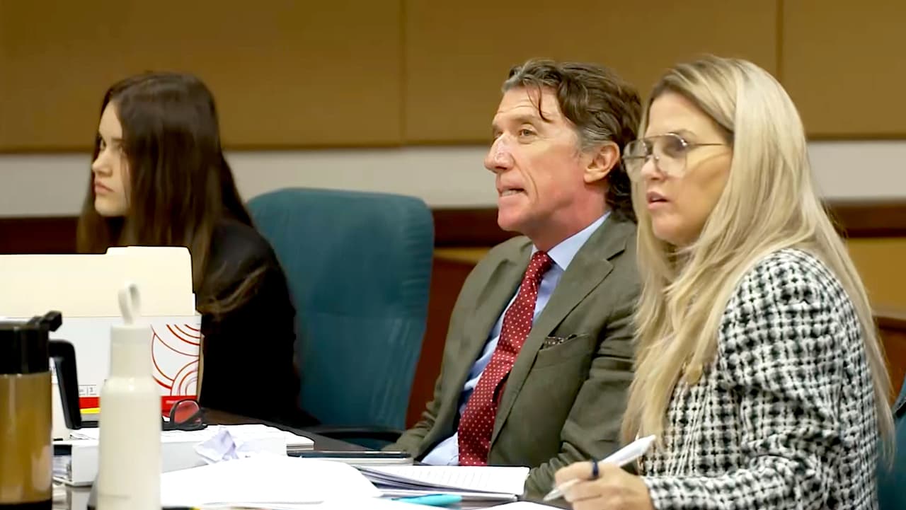 Nicolás Vallejo-Nágera 'Colate' y su abogada en el Tribunal de lo Familiar en Miami.