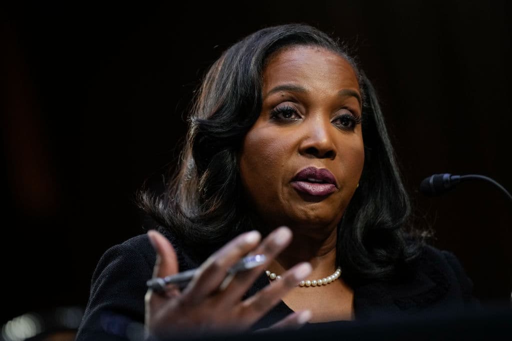 Jueza bloquea temporalmente el despido de Lisa Cook de la junta de gobernadores de la Fed ordenado por Trump