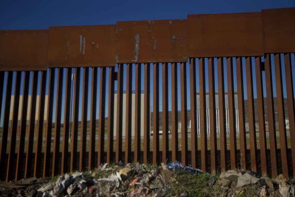 Tiroteo cerca del muro fronterizo: 2 migrantes muertos, 4 heridos y la posible participación de soldados mexicanos