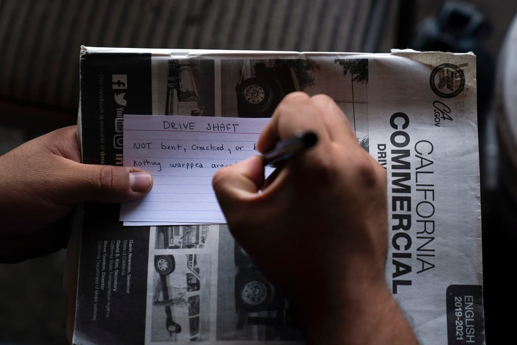 En California la ley AB 60 permite la licencia de conducir del mismo nombre, pensada para "personas que no puedan acreditar su residencia legal en los Estados Unidos, pero que cumplan con los requisitos del Departamento de Vehículos Motorizados (DMV) de California y puedan acreditar su identidad y su residencia en California".