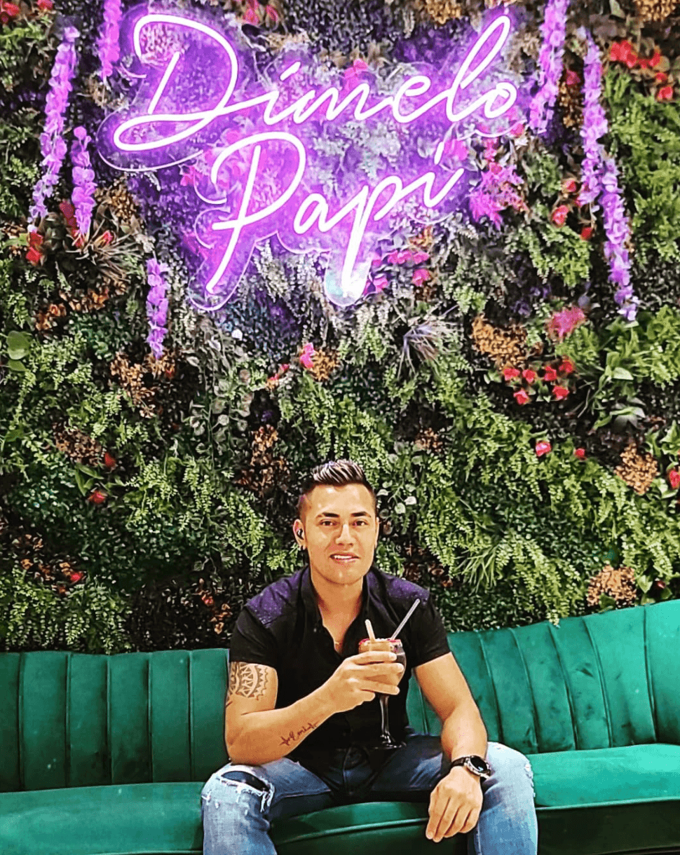 “Me decía:
<i> ¿Qué pena ni qué pena? ¡Si aquí nadie me conoce!</i>. Así pasé tres años: con fríos bajo cero, bien abrigado. Y con temperaturas arriba de los 90 grados,
<b>sin olvidar los días que me paraba con sombrilla, debajo de la lluvia”. </b>