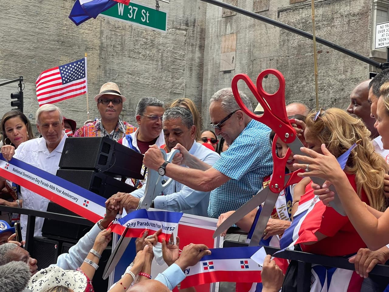 Varios funcionarios de origen dominicano cortaron el banderazo de salida del 40 desfile dominicano.