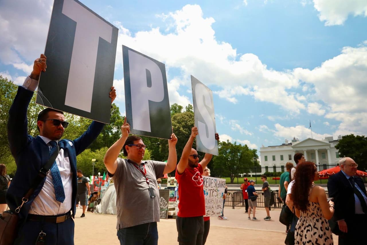 Varias familias se reunieron a las afueras de la Casa Blanca, pidiendo que sus exigencias sean tomadas en cuenta.
