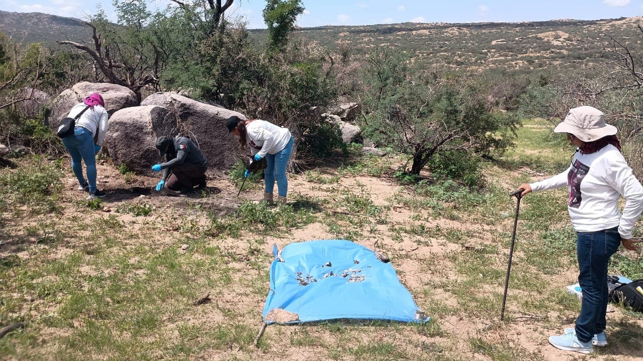 Las Madres Buscadoras de Sonora piden a toda persona con información que pueda ayudar a una familia a encontrar a sus desaparecidos, se ponga en contacto con ellas, al número
<b>662-341-5616</b>.