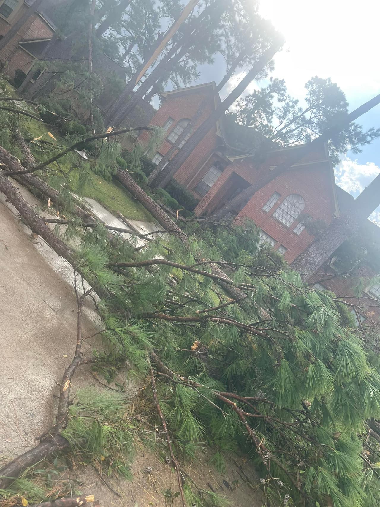 La Oficina del Alguacil del Precinto 4 del condado Harris informó
<b>que montó un puesto de mando cerca de la primaria Theiss para coordinar la respuesta tras los daños severos del tornado al noroeste</b>.