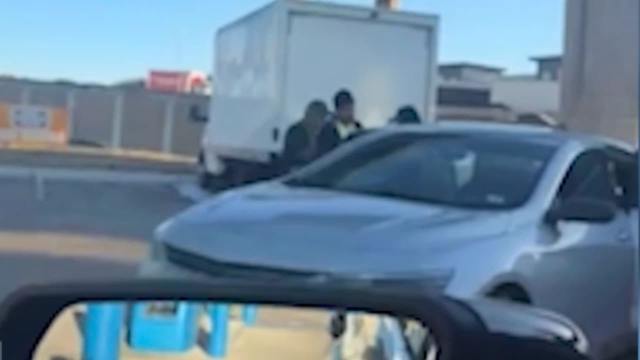 Mujer graba detención de ICE en Austin y luego recibe llamadas de estafadores